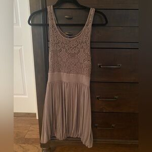 Beautiful Boho Chic Neutral Grey dress w/ lace detail top & bubble hem  sz S